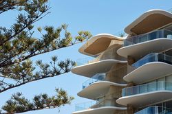Tòa nhà hình cây thông có tán lượn sóng ở Australia