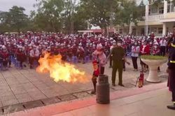 Hàng trăm giáo viên, học sinh ở Mê Linh được trang bị kỹ năng về PCCC