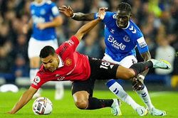 MU: Casemiro bị chê 'chưa sẵn sàng' khi mất bóng dẫn đến bàn thua trước Everton
