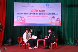 Sinh viên Hà Tĩnh làm kịch tương tác tuyên truyền sức khỏe sinh sản