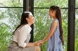 Ngày về thăm quê, vợ chồng anh trai tôi dẫn theo một đứa trẻ lạ