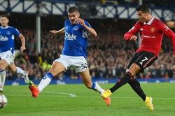 Ronaldo ghi bàn thứ 700, Man.United lần thứ 100 thắng ngược dòng