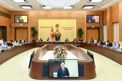 Ủy ban Thường vụ Quốc hội thảo luận phương án điều chỉnh tiền lương