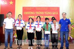 Tặng 40 suất quà cho hộ nghèo và học sinh nghèo xã Trung Yên