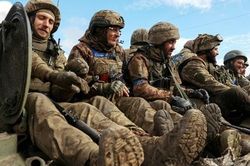 Ukraine triển khai binh sĩ và vũ khí tới biên giới Donbass