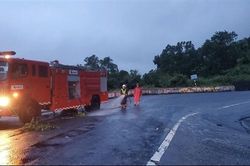 Công an rải cát xử lý dầu loang trên đèo Hải Vân