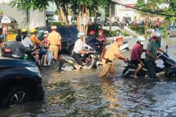 CSGT Cần Thơ 'bì bõm' đẩy xe giúp người dân vượt dòng triều cường