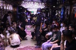 Đột kích quán karaoke, bắt quả tang quản lý cùng nhân viên bán ma túy cho khách