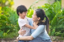 Cha mẹ có cần xin phép khi ôm hôn con?