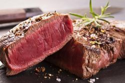 Phát hiện bất ngờ về liên hệ giữa tiêu thụ thịt đỏ và nguy cơ đột quỵ