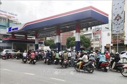 Cửa hàng kinh doanh xăng, dầu 'gồng gánh' sức mua duy trì mức cao