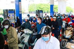 Đến lượt người dân Hà Nội mệt mỏi xếp hàng chờ đổ xăng