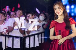 Hành động ghi điểm của Hòa Minzy khi gặp lại 'fan cứng' 8 năm trong một đêm diễn