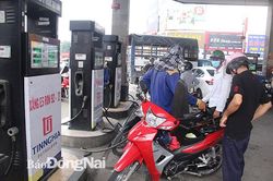 Giá xăng tăng lần đầu sau 9 lần giảm giá
