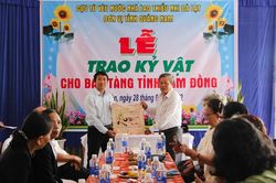 Hiến tặng hiện vật cho Bảo tàng Lâm Đồng