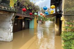 Phố cổ Hội An lại chìm trong nước lũ