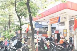 Người dân xếp hàng dài chờ mua xăng