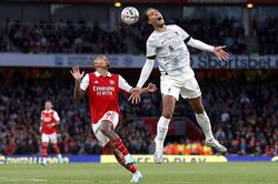 Vấn đề: Hàng thủ Liverpool tan chảy ra sao?