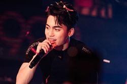 Hậu nghi vấn về giới tính, MONO ngại ngùng ra mặt khi được khán giả nam khen ngợi nhan sắc