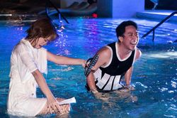 Hari Won giận dỗi khi thấy Trấn Thành thân thiết với cô gái khác trong đám cưới Diệu Nhi