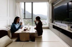 Căn hộ chỉ 45m2 nhưng có tới 4 phòng ngủ ngập tràn ánh sáng tự nhiên