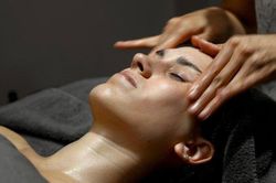 Công việc độc nhất vô nhị: Chỉ cần sờ mặt người khác là 'hái' ra tiền