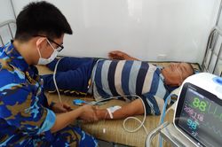 Bệnh xá đảo Sinh Tồn cấp cứu ngư dân bị đột quỵ não