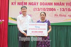 Hội Doanh nghiệp huyện Na Hang trao tặng 30 triệu đồng cho Quỹ Khuyến học huyện