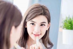 Để có đôi môi hồng hào, căng mọng trong mùa thu, chỉ làm những bước cực lý đơn giản