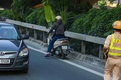 Nhiều người đi xe máy ngó lơ biển cấm rồi quay đầu tháo chạy khi gặp CSGT
