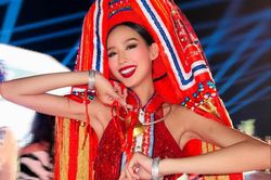 Á hậu Bảo Ngọc chật vật vì trang phục dân tộc cồng kềnh