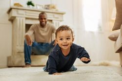 Cách cha mẹ có thể giúp trẻ sơ sinh vận động nhiều hơn