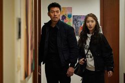 Yoon A hóa nữ điệp viên 'thả thính' Hyun Bin trong 'Đặc vụ xuyên quốc gia'