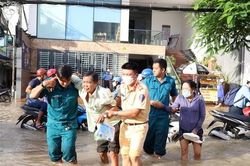 Công an Cần Thơ đội mưa, lội nước giúp người dân 'vượt sông' trong thành phố