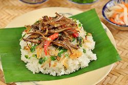 Xôi cá cơm kho thơm ngon lạ miệng, giá chỉ 10.000 đồng hút khách ở Nha Trang