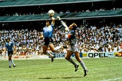 Quả bóng cùng Maradona ghi 'Bàn tay của Chúa' được bán giá khủng