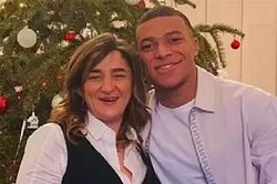 Mẹ Mbappe tố truyền thông khiến con trai chán ghét PSG