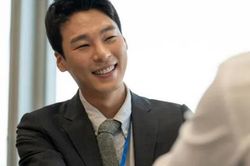 Đi tiếp đối tác với chồng, nào ngờ chạm mặt người yêu cũ