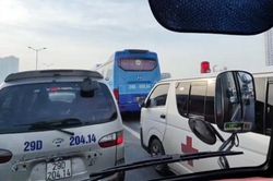 Xe cứu thương 'bất lực' khi di chuyển trên Vành đai 3