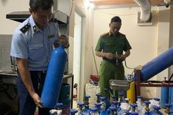 'Đột kích' vào nhà kho thu giữ hàng trăm bình khí cười