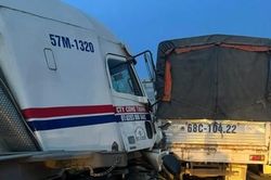 Tai nạn liên hoàn giữa 2 xe container và 1 xe tải trên cao tốc, tài xế tử vong