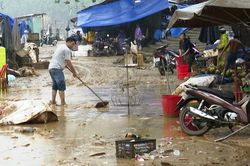 Bão Sơn Ca suy yếu thành áp thấp nhiệt đới, miền Trung bước vào đợt mưa rất lớn