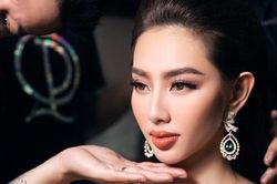 Choáng trước tốc độ làm việc đa năng của Hoa hậu Thùy Tiên và ê-kíp trong hậu trường