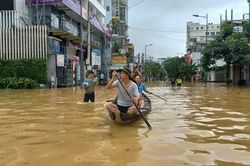 Huế: Đường phố biến thành sông, người dân đi lại bằng ghe thuyền