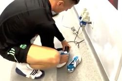 Vì sao giày không ướt nhưng Kroos lại mang đi sấy?