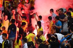 Nam Định vùng lên trước Hà Nội FC, cổ động viên đốt pháo sáng trên sân Hàng Đẫy