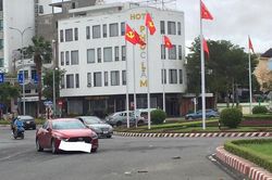 Hàng chục chiếc xe ô tô 'mắc cạn' trên đường phố Đà Nẵng