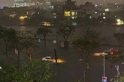 Thời tiết ngày 15-10: Bão số 5 suy yếu thành vùng áp thấp, miền Trung bước vào cao điểm mưa lớn