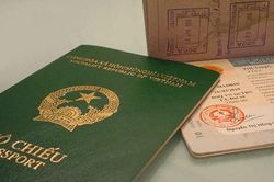 Cha mẹ đưa con nhỏ ra ngước ngoài có phải làm hộ chiếu?