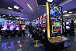 Cận cảnh máy đánh bạc ngập sân bay, khách sạn ở Las Vegas